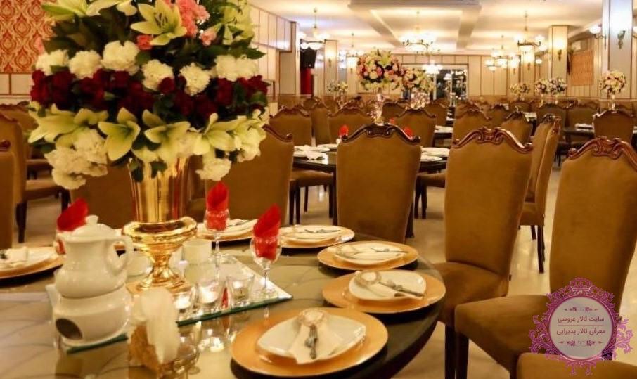 گل آرایی میز تالار پذیرایی هتل شیان