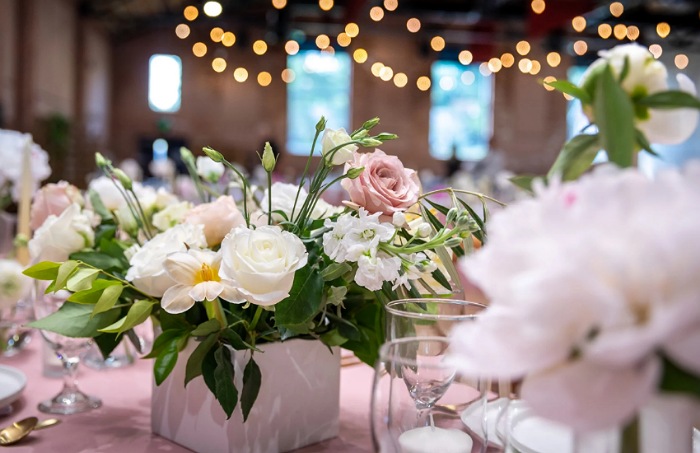 دیزاین به وسیله گل در تالار عروسی