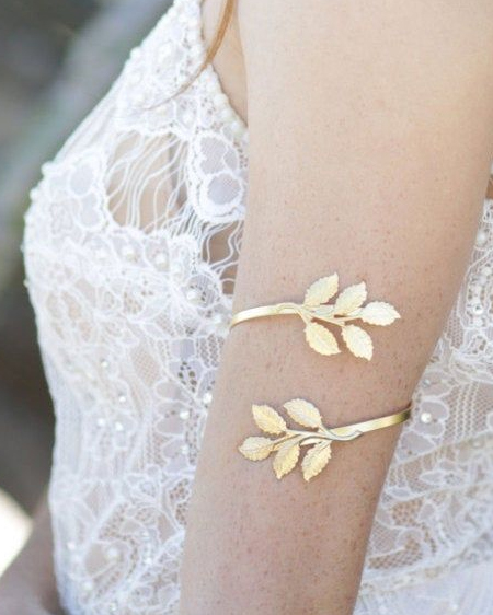 بازو بند طلا برای عروس مدل گلبرگ