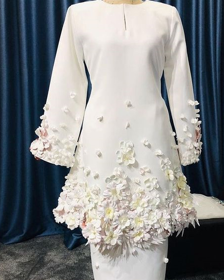 لباس سفید با تزئینات گل برجسته برای عقد محضری