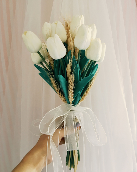 دسته گل عقد با گل لاله سفید